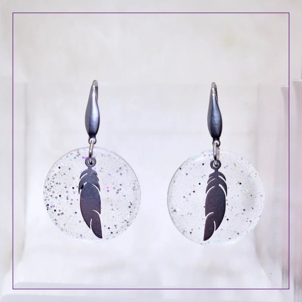 Boucles d'oreilles plume transparente avec paillettes holographiques argentées