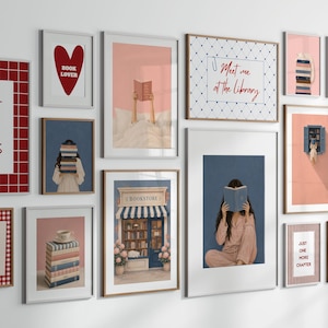 Puede incluir: Una pared de galería con varios marcos de arte que presentan ilustraciones y tipografía sobre libros. La colección incluye pósteres con paletas de colores rojo, azul y rosa, mostrando frases como Collect Books Not Things y Meet me at the Library, junto a imágenes de personas leyendo, pilas de libros y la fachada de una librería.