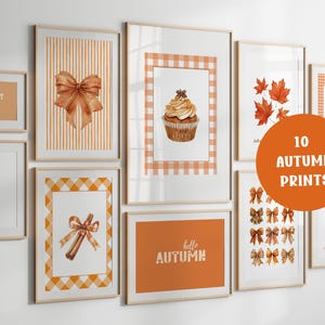 Op de afbeelding: Een verzameling van tien ingelijste herfstprints. De prints tonen aquarel illustraties van strikken, cupcakes, esdoornbladeren en mokken met warme dranken. Het kleurenpalet omvat tinten oranje, bruin en wit, met de woorden "Harvest Time" en "hello AUTUMN".
