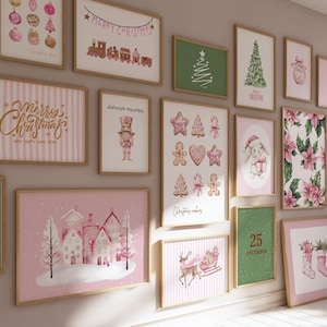 以下が含まれることがあります： さまざまなサイズの、額装されたクリスマスをテーマにしたアートプリントのコレクション。ピンク、緑、ゴールドの色調で、クリスマスツリー、ジンジャーブレッドクッキー、家、お祝いの挨拶の水彩イラストがプリントされています。フレームは明るい木の色です。