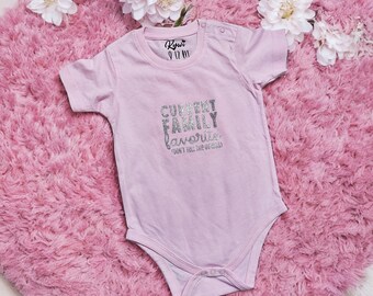 Blau-rosa Babystrampler mit schönen Texten – ideal als Geschenk zur Geburt
