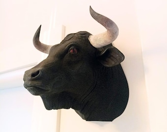 Trophée tête de taureau fausse taxidermie, sculpture animalière réaliste, décoration murale