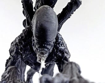 Handpainted Xenomorph Bust | 3D Printed Alien Figure | Sci-Fi Horror Movie Gift | Man Cave Decor