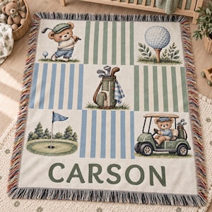 Peut inclure: Un plaid tissé sur le thème du golf avec des illustrations d'un ours en peluche jouant au golf, une balle sur un tee, un sac de golf, un green avec un drapeau et un ours dans une voiturette. Le nom CARSON est imprimé en lettres vertes.