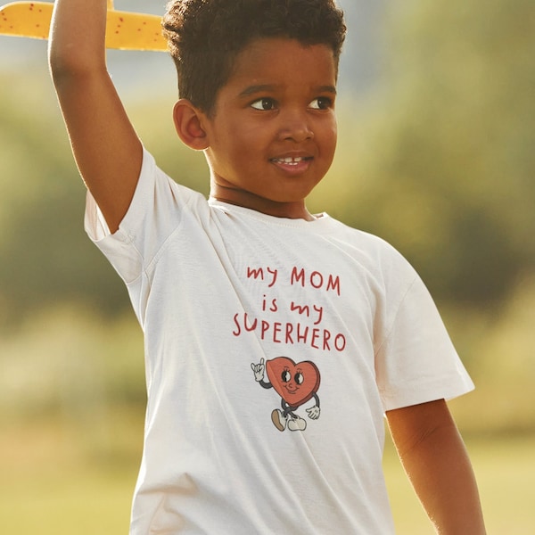 My Mom is a Superhero Süßes Herz Kinder Shirt | Oberteil für Mädchen Jungen | Geschenk Geburtstag | T-Shirt Kids Muttertag Liebe Herz