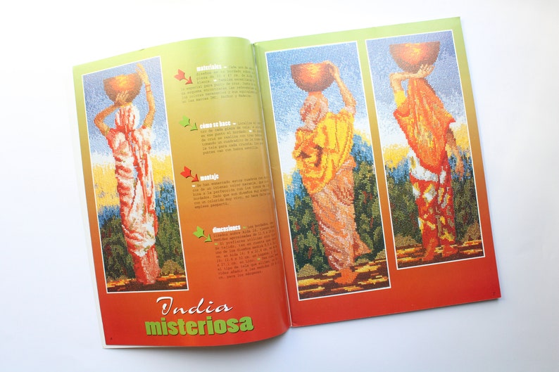 May include: A magazine cover with the title "India misteriosa" and three images of women carrying clay pots on their heads. The women are wearing colorful traditional clothing and are standing in front of a green background.