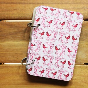 Journal fait main, carnet avec anneaux en métal, cadeau de Nouvel An, cadeau fait main, comprend du papier cartonné, des étiquettes, des enveloppes et de vieux livres en papier