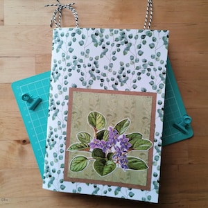 Diario fatto a mano, regalo di Capodanno, regalo fatto a mano, regalo per un amante della natura, include carta artigianale, etichette, nastri e vecchi libri di carta