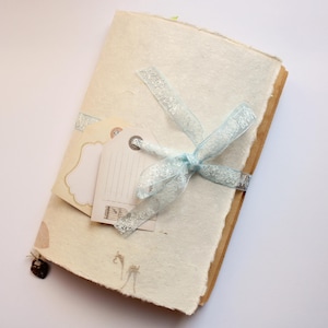 Diario fatto a mano, regalo di Natale, regalo fatto a mano, include carta artigianale, etichette, nastri e vecchi libri di carta