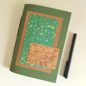 Diario fatto a mano, regalo di Capodanno, regalo fatto a mano, regalo per un amante della natura, include carta artigianale, etichette, nastri e vecchi libri di carta