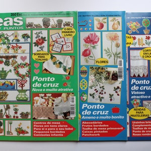 Può includere: Tre riviste vintage con copertine colorate con motivi a punto croce. Le riviste, intitolate "Ideas y Puntos", presentano disegni floreali, temi di giardinaggio e vari progetti di ricamo. Le copertine sono verdi e blu.