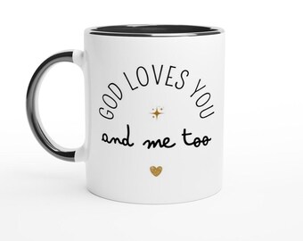 Peut inclure: Une tasse à café en céramique blanche avec un bord noir. La tasse porte un message manuscrit noir qui dit "Dieu vous aime et moi aussi" avec une étoile dorée et un cœur.