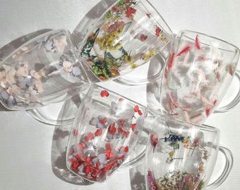 Dubbelväggig glasmugg med torkade blommor, personlig present
