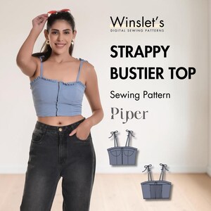 Op de afbeelding: Een lichtblauw patroon voor een bustier top met bandjes genaamd "Piper" wordt getoond. De afbeelding toont een vrouw die een vergelijkbare top draagt. De top heeft dunne bandjes en een gefranjerde rand. De tekst "Winslet's Digital Sewing Patterns" is ook zichtbaar.