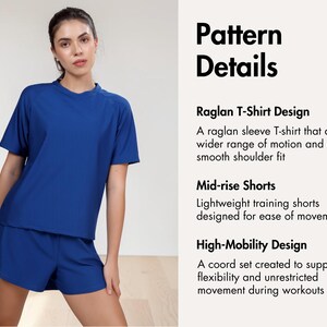 Puede incluir: Una mujer con un conjunto deportivo azul, que consta de una camiseta ragl&aacute;n de manga corta y pantalones cortos de talle medio. El texto a la derecha describe los detalles del dise&ntilde;o, incluyendo el dise&ntilde;o de la camiseta.