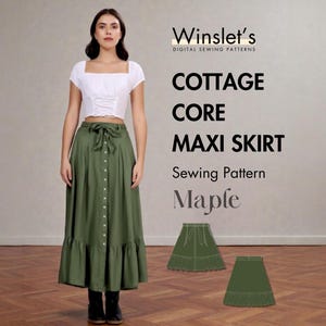 Pode incluir: Uma mulher usa um top branco e uma longa saia maxi verde-oliva com botões na frente e bainha com babados. A imagem inclui o texto "Cottage Core Maxi Skirt" e o padrão de costura "Maple".