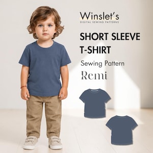 Op de afbeelding: Een digitaal naaipatroon voor een t-shirt met korte mouwen genaamd Remi van Winslet's. De afbeelding toont een blauw t-shirt, een beige broek en lichte sneakers, naast technische lijntekeningen die de voor- en achterkant van het t-shirtontwerp tonen.