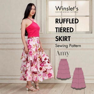 Könnte beinhalten: Eine Frau trägt ein pinkfarbenes Oberteil und einen floralen, gerüschten Stufenrock. Der Rock hat einen weißen Hintergrund mit rosa und roten Blumenmustern. Der Text im Bild lautet: "RUFFLED TIERED SKIRT Sewing Pattern Amy".