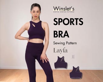 Op de afbeelding: Een vrouw draagt een donkerpaarse sport-bh en bijpassende legging. De sport-bh heeft een uniek uitgesneden ontwerp. De tekst "SPORTS BRA Sewing Pattern Layla" is ook zichtbaar.