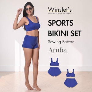 Op de afbeelding: Een vrouw in een blauwe sportbikini set. De afbeelding bevat de tekst "SPORTS BIKINI SET Sewing Pattern Aruba" en twee illustraties van de bikiniset. De bikinitop heeft een ronde hals en de shorts zijn een jongensshort stijl.