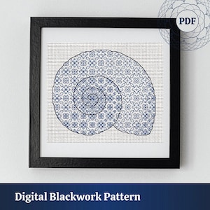 Könnte beinhalten: Ein digitales Blackwork-Muster einer Muschel mit einem geometrischen Design in Blau und Weiß. Das Muster ist in einem schwarzen Rahmen gerahmt und an einer weißen Wand ausgestellt.