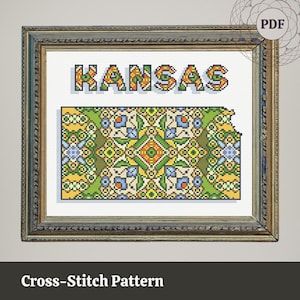 Puede incluir: Patrón de punto de cruz enmarcado con el estado de Kansas, con el nombre del estado en letras coloridas sobre un diseño floral detallado. El patrón está en un marco de madera, con el texto "Cross-Stitch Pattern" en la parte inferior.