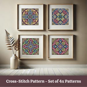 Puede incluir: Conjunto de cuatro patrones de punto de cruz con diseños geométricos coloridos. Cada patrón está enmarcado y se muestra en una pared.