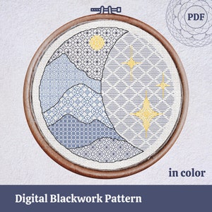 Op de afbeelding: Een digitaal blackwork-patroon voor kruissteek met een halve maan met een zon en sterren. De maan is gevuld met een blauw en wit geometrisch patroon, de zon is geel en de sterren zijn geel met een witte omtrek. Het patroon is in kleur en is beschikbaar als PDF-download.