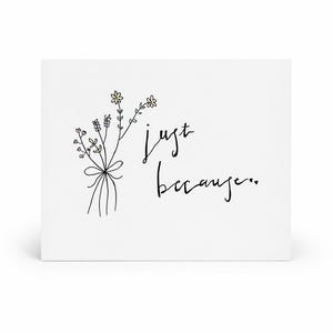 Puede incluir: Tarjeta de felicitación blanca con una ilustración de ramo floral y el texto manuscrito "just because..". El ramo presenta un delicado dibujo lineal de flores y hojas, atado con una cinta.