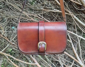 Magnificent artisanal thick leather shoulder bag from the 60s with golden bronze buckle made in Italy vintage handmade stitching