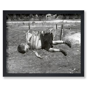 Póster vintage de niño en el tendedero. Fotografía artística infantil. Regalo divertido para padres. Decoración divertida para la pared de la habitación de los niños. SIN MARCO