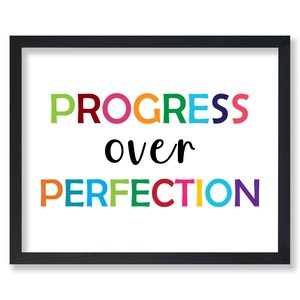 Póster Progreso por encima de la perfección - Impresión educativa - Arte tipográfico - Arte del arcoíris - Arte infantil - Arte con citas motivacionales