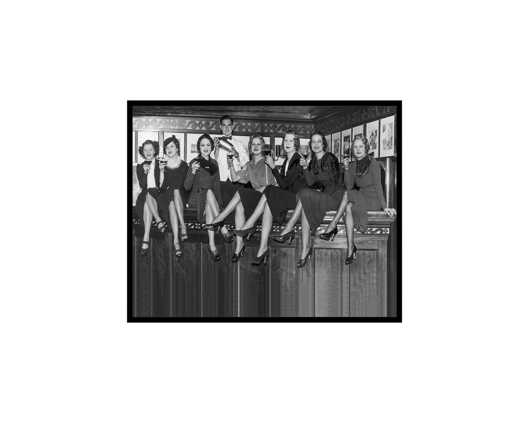women-bar-counter-wine-poster-gift-for-men-women-bartender-unframed