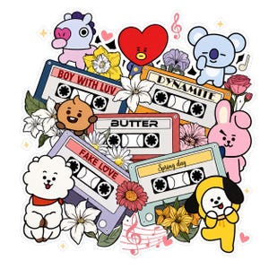 K&ouml;nnte beinhalten: Ein Stickerbogen mit bunten Cartoon-Charakteren und Kassetten. Auf den Kassetten stehen Songtitel wie "Boy With Luv", "Dynamite" und "Butter". Blumenelemente und Noten umgeben die Charaktere und schaffen ein lebendiges Design.