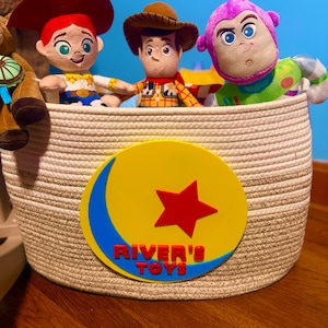Gepersonaliseerd op Toy Story geïnspireerd bord speelgoeddoos | Aangepaste naam Pixar-balstijl speelgoedkistdecoratie | Op Toy Story geïnspireerd naambord | Speelkamerdecoratie