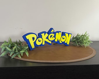 Decoración de estante con logo inspirado en Pokémon / Decoración para sala de juegos impresa en 3D / Letrero de anime para gamers / Decoración para habitación Pokémon / Regalo de graduación