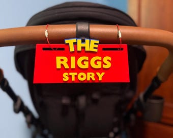 Etiqueta personalizada para cochecito inspirada en Toy Story / Letrero con el nombre de la familia / Decoración personalizada para cochecito de parque temático / Accesorios impresos en 3D para viajes a Disney