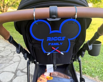 Etiqueta personalizada para cochecito con orejas de ratón y diseño de galaxia de sable de luz / Letrero personalizado con nombre familiar / Regalo para baby shower, regalo para papá primerizo, regalo para mamá primeriza