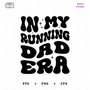 Könnte beinhalten: Schwarzweißes Grafikdesign mit dem Text "In My Running Dad Era" in einem Retro-Groovy-Schriftstil.