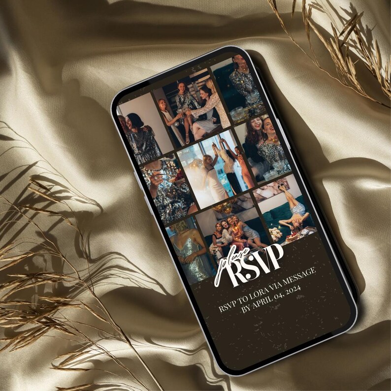 Pode incluir: Um smartphone exibe uma colagem de fotos, provavelmente de uma celebra&ccedil;&atilde;o. A tela apresenta as palavras "Please RSVP" e "RSVP to Lora via message by April 04, 2024". O telefone est&aacute; sobre uma superf&iacute;cie de cetim dourado.