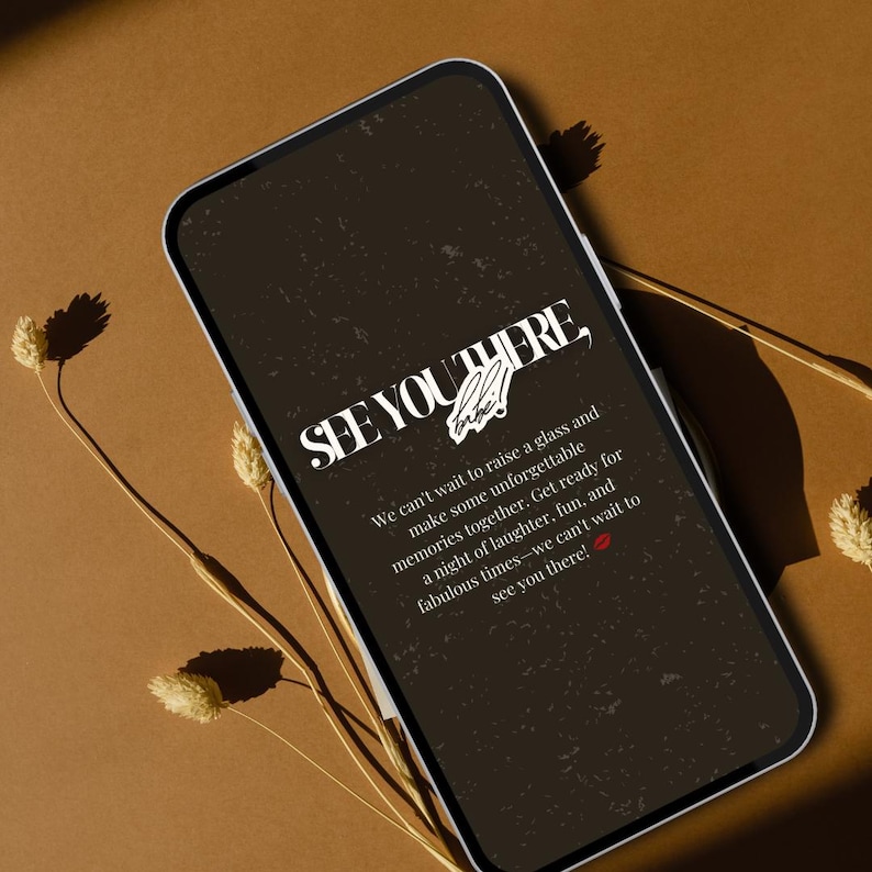 Pode incluir: Um smartphone com tela marrom escura exibindo o texto branco "SEE YOU THERE" e uma mensagem sobre fazer mem&oacute;rias. O telefone est&aacute; em um fundo marrom com flores secas.
