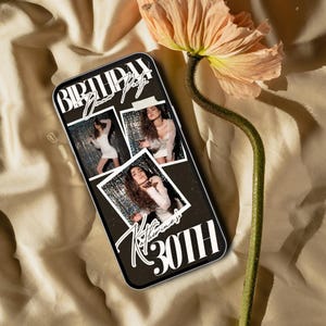 Pode incluir: Uma capa de telem&oacute;vel preta com o texto "Birthday Dinner Party Katherine's 30th" e tr&ecirc;s fotos de uma mulher. A capa est&aacute; sobre um tecido bege, ao lado de uma flor cor de p&ecirc;ssego.