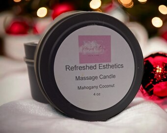 以下が含まれることがあります： 黒いブリキのキャンドルで、白いラベルには「Refreshed Esthetics Massage Candle Mahogany Coconut 4 oz」と書いてあります。