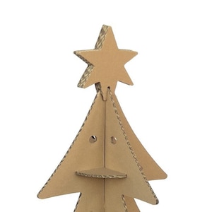 Árbol de Navidad hecho en cartón. Lo puedes dejar de forma minimalista o lo puedes decorar a tu gusto. Realmente una opción ecológica.