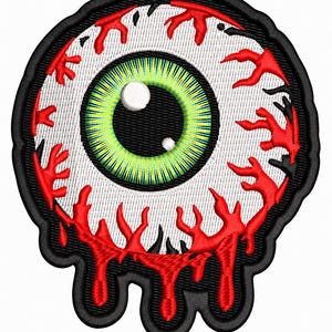 Puede incluir: Un parche bordado circular con un diseño de globo ocular realista. El ojo tiene un iris verde brillante con una pupila negra y dos reflejos blancos. El blanco del ojo está rodeado por patrones rojos similares a venas que gotean hacia abajo.
