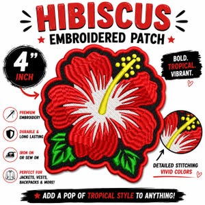Op de afbeelding: Een 10 cm grote geborduurde patch met een rode hibiscusbloem met een wit centrum en gele meeldraden, geaccentueerd door groene bladeren op een zwarte achtergrond. De tekst luidt HIBISCUS EMBROIDERED PATCH, BOLD, TROPICAL, VIBRANT en ADD A POP OF TROPICAL STYLE TO ANYTHING.