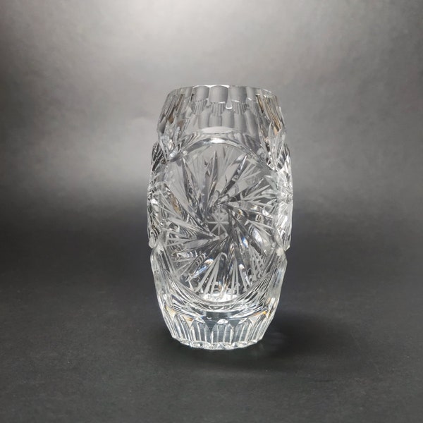 Winter's Bloom Petite Home&Living Crystal Vase with Exquisite Snowflake Accents,Household Elegance RefinedPiece of Art,Frozen Embellishments
