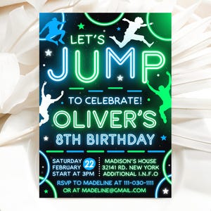 Pode incluir: Um convite de aniversário retangular com fundo preto e silhuetas neon azuis e verdes de pessoas saltando. O texto diz: LET'S JUMP TO CELEBRATE! OLIVER'S 8TH BIRTHDAY, SATURDAY FEBRUARY 22, MADISON'S HOUSE 32141 RD. NEW YORK.