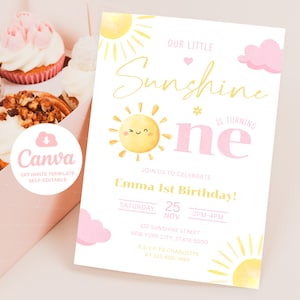 Puede incluir: Una invitación imprimible para un primer cumpleaños. La invitación presenta un sol amarillo con una cara sonriente y el texto "Our Little Sunshine is Turning One". La invitación está decorada con nubes rosadas y rayos de sol amarillos.