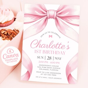 Puede incluir: Invitaci&oacute;n de cumplea&ntilde;os rosa y blanca con un gran dise&ntilde;o de lazo rosa. La invitaci&oacute;n dice "1er Cumplea&ntilde;os de Charlotte" con detalles del evento. Una caja de cupcakes es visible en el fondo. La plantilla de Canva es de 12,7 x 17,8 cm.
